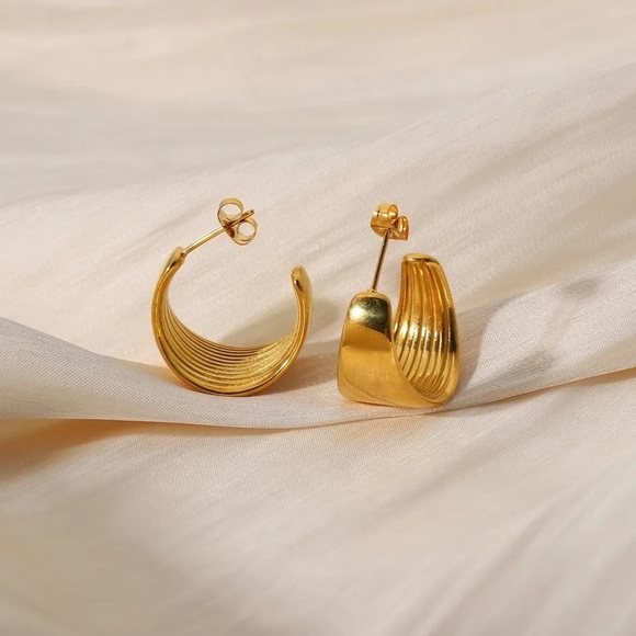 Elegant Gold Hoop Earrings - Picture 6 of 10